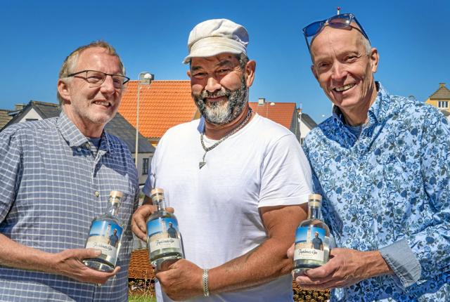 Hans Ravn, Kjeld Pedersen og Jan Brandhøj med fyrtårnets gin.