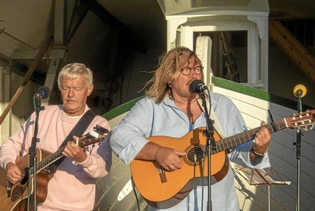 Hans Melgaard og John Becker underholder med viser og sange, som publikum kan synge med på. Arkivfoto: Niels Helver