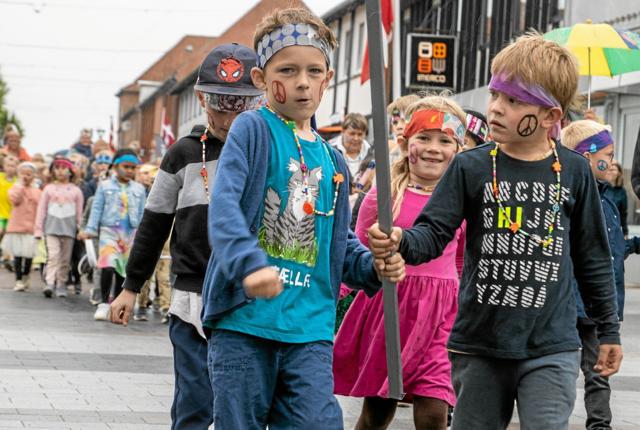 Fredagens børnekarnevals-optog gennem Jernbanegade havde 200 deltagere, der alle var klædt ud som hippier. Foto: Jesper Hansen