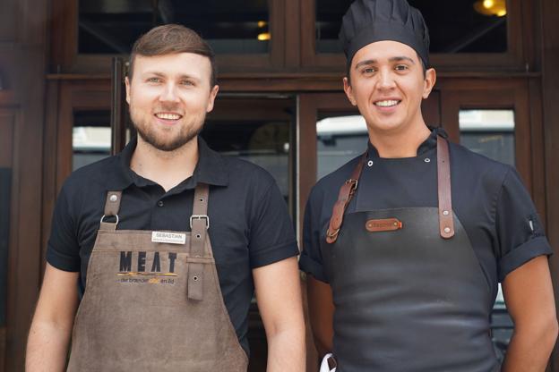 Det er restaurantchef Sebastian Rosdahl og kok Horacio, der sørger for den gode madoplevelse. Foto: Mathilde Juul Back Jensen