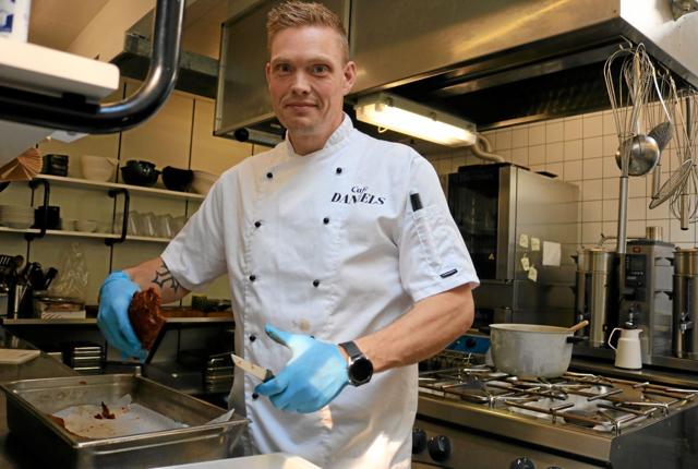 Efter den første måned er Daniel Hemmingsen ved at finde sig godt til rette i køkkenet. Foto: Tommy Thomsen