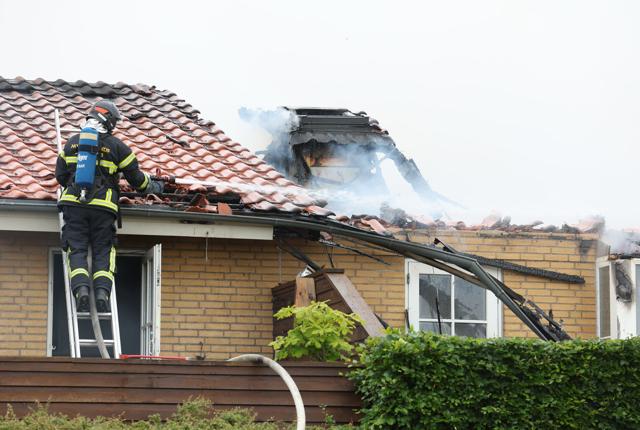 14 brandfolk fra Aalborg forhindrede branden i at sprede sig til flere nærliggende rækkehuse. Foto: Claus Søndberg