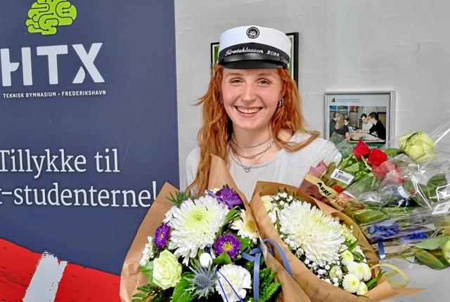 Louise Anne Sofie Jensen sprang fredag formiddag ud som årets første student hos htx Frederikshavn.