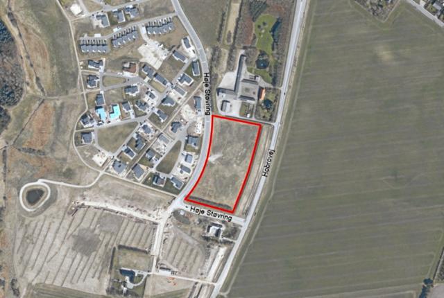 Luftfoto fra Rebild Kommunes lokalplanforslag med markering af arealet, som kan give plads til 16 villaer i stedet for rækkehuse. Foto er taget i 2021. I dag er mange flere grunde i området bebygget.