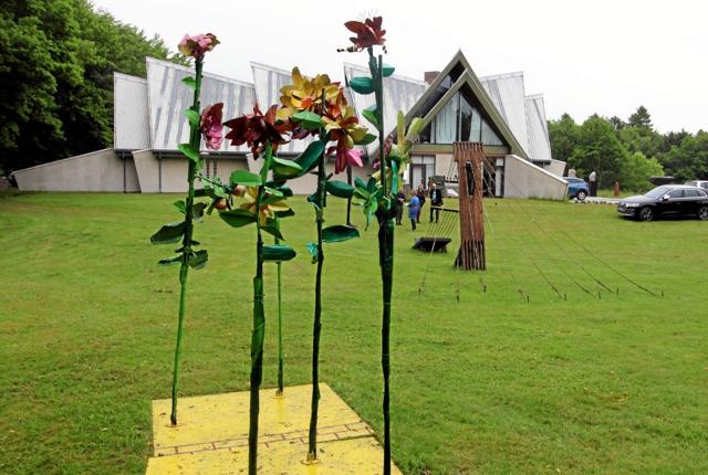 Over 100 skulpturer udstilles ude og inde på Kunstcentret hele sommeren. Den store blomsterskulptur i forgrunden er skabt af Susanne Ahrenkiel. Foto: Jørgen Ingvardsen