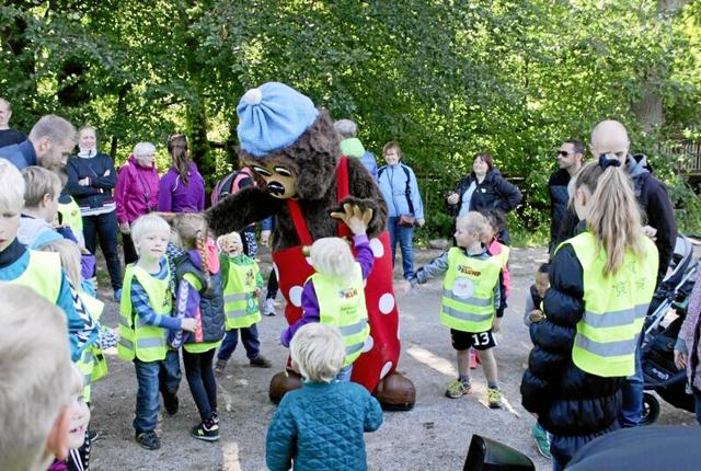 Rasmus Klump hilser på børn, der deltager i Centimeter Maraton. Løbet kommer til Aalborg 18. juni. Pr-foto: Børneulykkesfonden