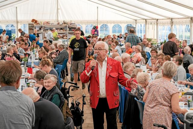 I det fyldte telt sang “Den Syngende Post” for et feststemt publikum. Foto: Niels Helver