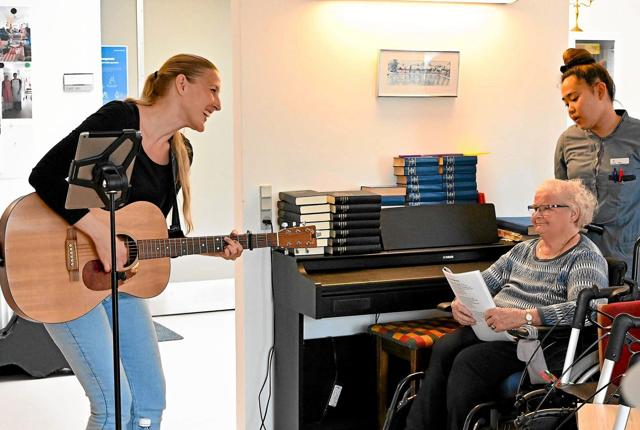 Nadja Broholm arbejder hele tiden med at få kontakt med de ældre, når de gamle kendte sange synges. Foto: Ole Iversen