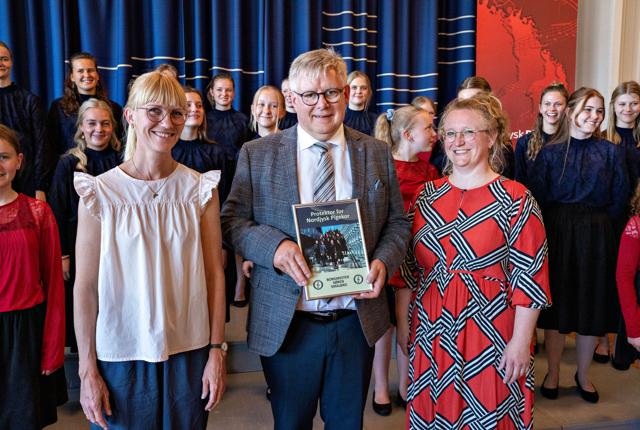 11. juni afholdt Nordjysk Pigekor sin årlige sommerkoncert på UCN i Hjørring, og her blev Søren Smalbro (V) udnævnt som protektor. Her ses han med dirigenterne Christina Kjærulff (tv.) og Katrine Bach Skovmand. Foto: Hans Ravn