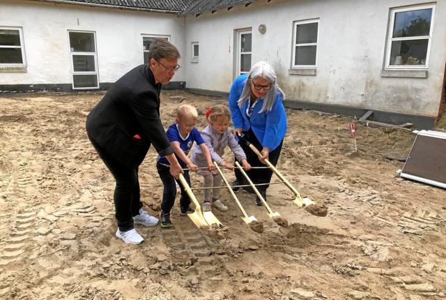 Susanne Mølle Jensen og Ulla Flintholm fra børne- og familieudvalget tog det første spadestik til tilbygningen sammen med Kasper Brun Rasmussen og Mira dkaldæak.