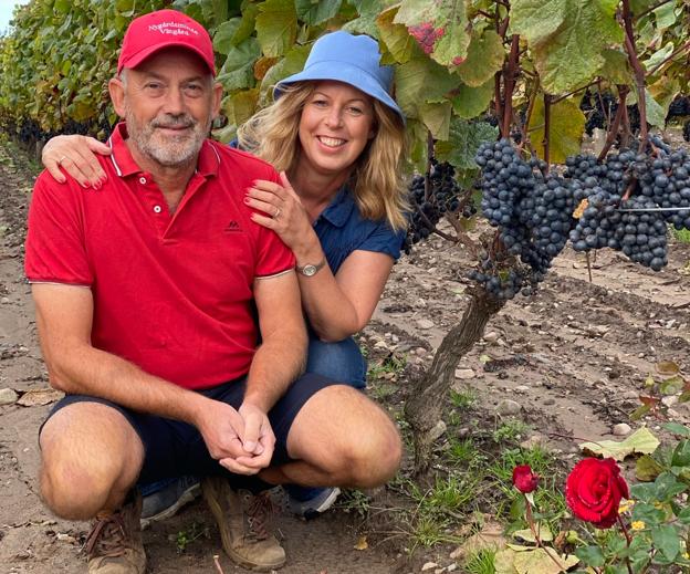 Gitte og Jan Lunde i vinmarken. <i>PR-foto: Nygårdsminde Vingård</i>