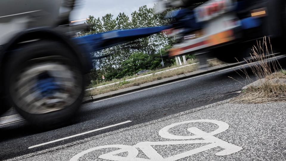 Der er ofte tæt og tung trafik på vejen mellem Rærup og Stae, og derfor efterlyser mange en rigtig cykelsti i stedet for rumlestriber. <i>Foto: Martin Damgård</i>