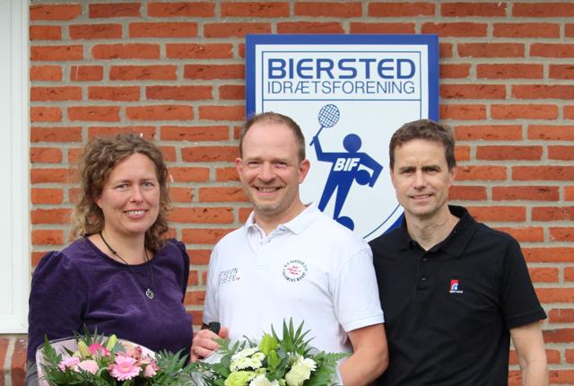 Birgitte og Jacob Bach Sanden blev "Årets Bjessing'er" 2022. Her er ægteparret i selskab med Finn Bo Hansen fra Spar Nord. Privatfoto