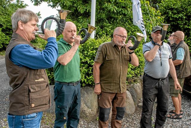 Torngårdsblæserne, der er Aaby Sogns Jagtforenings jagthorngruppe, blæste flaget til tops tidligt om morgenen, da jagtforeningen fejrede sin 90 års-fødselsdag. Foto: Jesper Hansen