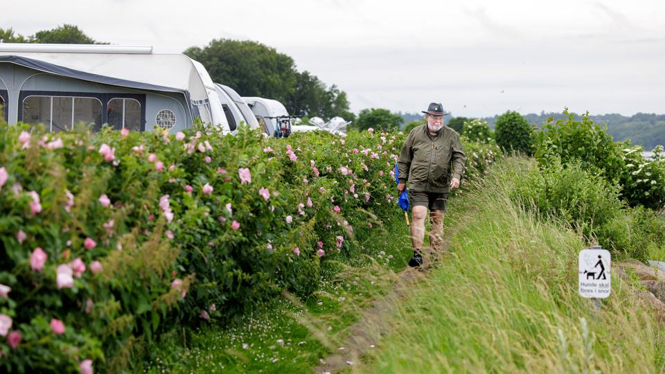 Danmarks Naturfredningsforening er stærkt utilfreds med, at Mariager Camping har spærret adgangen til denne sti langs fjorden, hvor byens befolkning har færdedes i 40 år. - Jeg tror ikke, at campinggæsterne tager notits af, at der går nogen på stien, siger Peter Toubøl fra Danmarks Naturfredningsforening Mariagerfjord. <i>Foto: Torben Hansen</i>