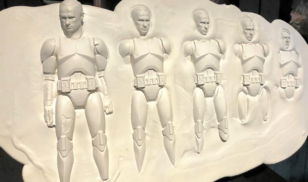 Og der er flere af disse mindre og hvide figurer, der leger med drengelegetøj som action man eller Ironman, men ofte er hovedet skiftet ud med både Obama og Hitler og ikke mindst Putins. Dagsaktuelle bemærkninger, som ikke rigtig mærkes. <i>Foto: Voergaard Slot</i>