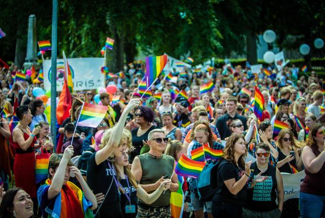 Opbakningen til Aalborg Pride var stor i 2019, men nu frygter frivilligkoordinator, Christine de Blanck, at folk er utrygge ved at komme efter angrebet i Oslo. Foto: Jacob Michel Gramkow