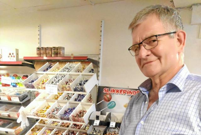 Kioskejer Karl William Carlsen er begejstret for det nye apparat, der gør op med års irritation over rod og dårlig hygiejne med plastichandsker. Privatfoto
