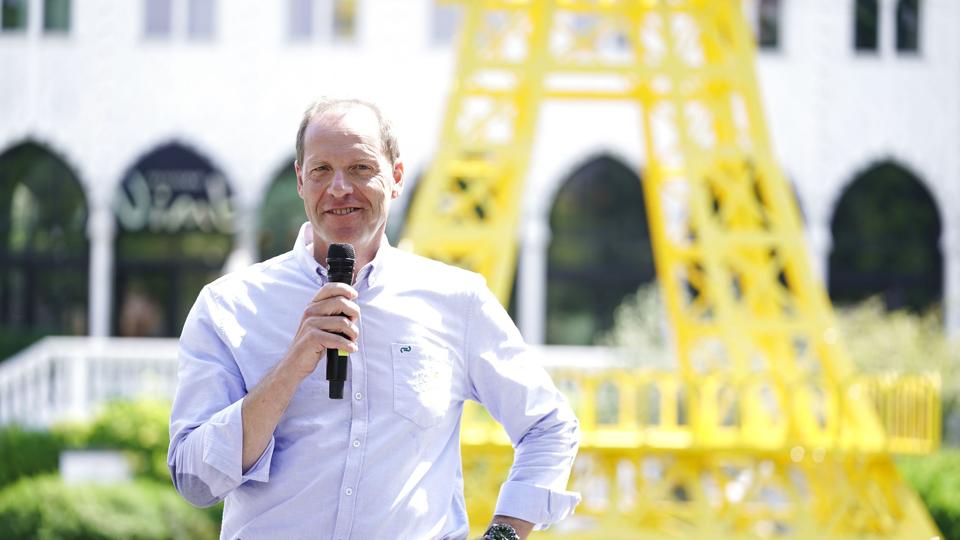 Løbsdirektør Christian Prudhomme var mandag i Tivoli, hvor han talte foran en gul miniatureudgave af Eiffeltårnet. <i>Liselotte Sabroe/Ritzau Scanpix</i>