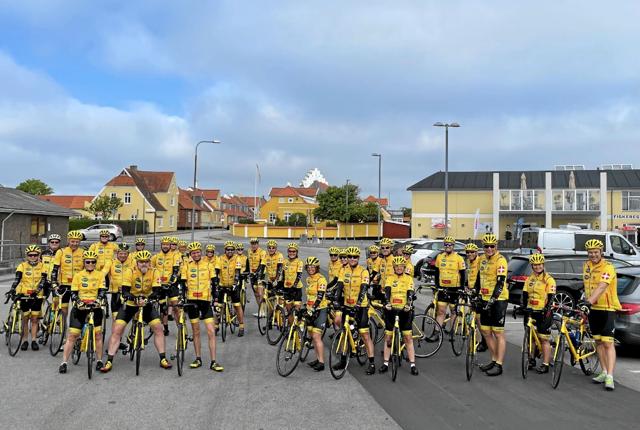 Der var gult på havnen i Sæby Pinselørdag, da Team Rynkeby startede dagens træningstur på 130 kilometer i det nordjyske. Foto: Lisa Farum Kristiansen