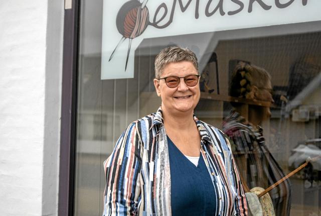 Strikkeiværksætteren Marie Appel, Maskeriet i Kaas, inviterer kunderne til udendørs strikning foran butikken den 11. juni. Foto: Jesper Hansen
