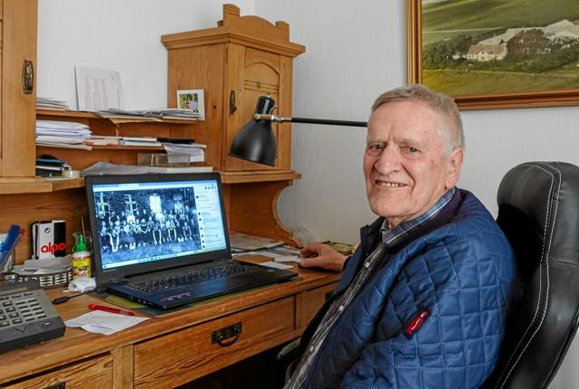 Tidligere elev Knud Erik Pedersen, der gik på Uggerby Skole fra 1945 til 1952, har travlt med at finde frem til nulevende elever fra Uggerby Skole i anledning af jubilæumsfesten. Foto: Niels Helver