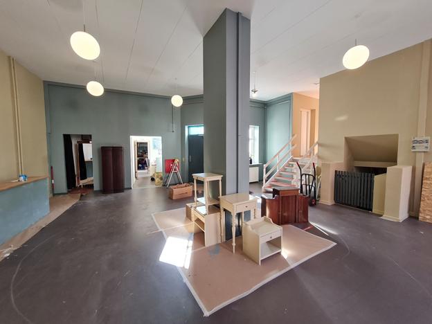 Hele den gamle genbrugsbutik er blevet kørt væk, og nu bliver der knoklet for at gøre den nye butik klar. Privatfoto