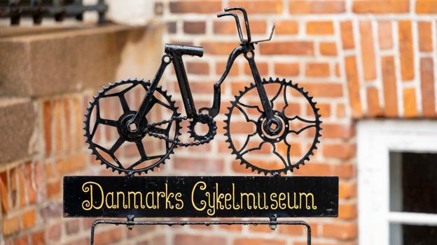 Det fint smedede logo for cykelmuseet vidner om den store kærlighed, der er lagt i samlingen af de tohjulede.