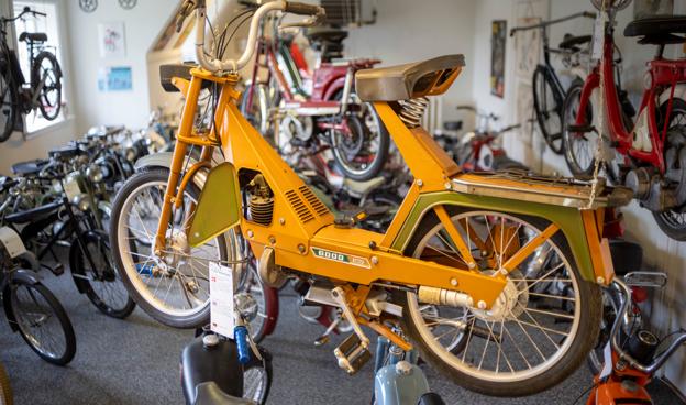 Også knallerter får deres historie fortalt på cykelmuseet. Både nogle af de første og nogle af de mest farvestrålende. 