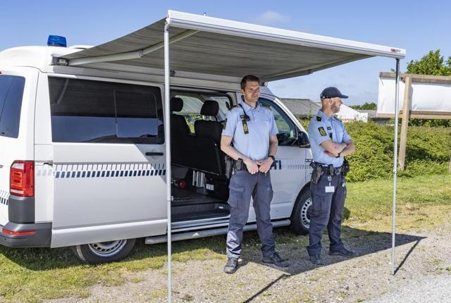 Den mobile politistation stod lørdag ved Meny på Randersvej i Hobro efter det voldsomme knivoverfald. Foto: Claus Søndberg