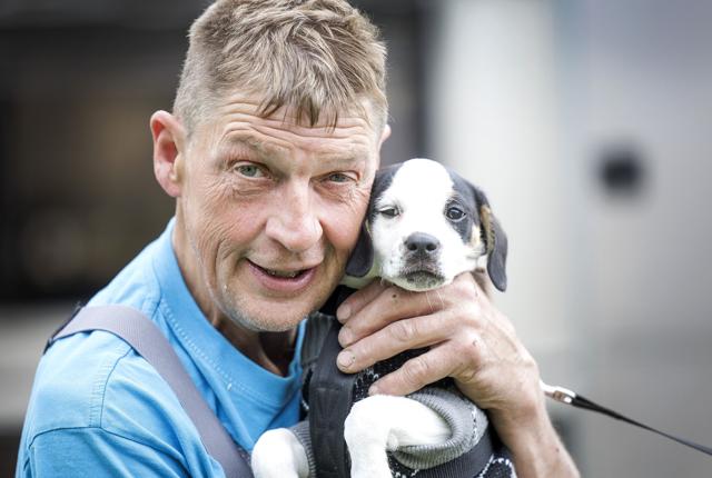 Kaj Rasmussen - her med sin hund Kvik - har været med ved Hjallerup Marked i 40 år. <i>Foto: Torben Hansen</i>