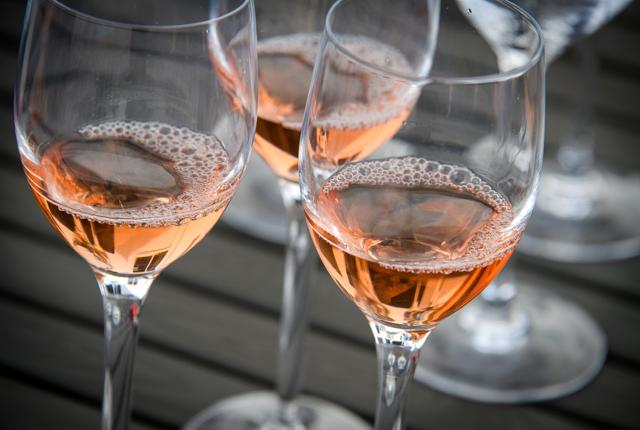 Gå ombord i den store skaldyrsbuffet og sluk tørsten med et iskold glas rosé på Color Hotel Skagen lørdag den 23. september.