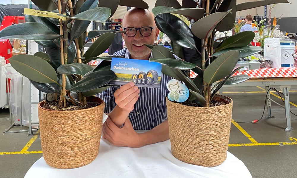 Erik Neuberg Rasmussen , Dækbranchen hvde den måske mest fantasifulde gave med: To gummiplanter. Foto: Flemming Haslund. Erik Neuberg Rasmussen , Dækbranchen hvde den måske mest fantasifulde gave med: To gummiplanter. Foto: Flemming Haslund.