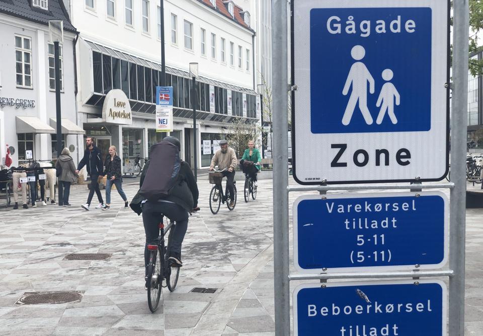 Ideen om at lade fodgængere, cyklister og knallertkørere dele pladsen på Nytorv fungerer ikke særligt godt i virkeligheden, mener mange. Arkivfoto: Frederik Overgaard