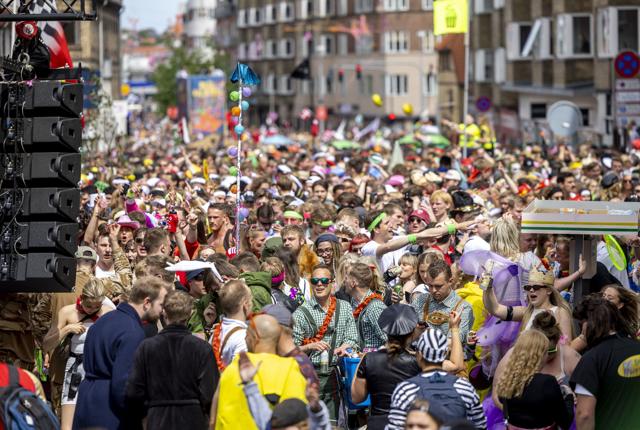 Aalborg Karneval har på forhånd gjort meget for at kommunikere, at deltagerne skal passe på sig selv og hinanden. Foto: Lars Pauli