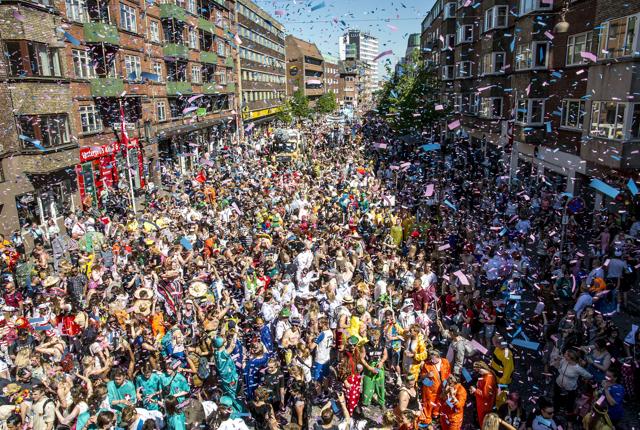 En folkemængde på 85.000 deltagere var mødt op i 2019, hvor karneval sidst blev afholdt. Arkivfoto