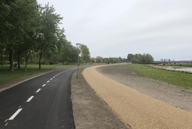 Brugerne af Lindholm Strandpark kan glæde sig over, arbejdet med både cykel- og fodgængersti nu er helt afsluttet. Foto: Aalborg Kommune