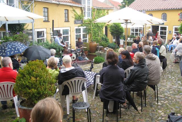 Sommeren over er der gratis koncert hver torsdag i Langes Gård. Arkivfoto