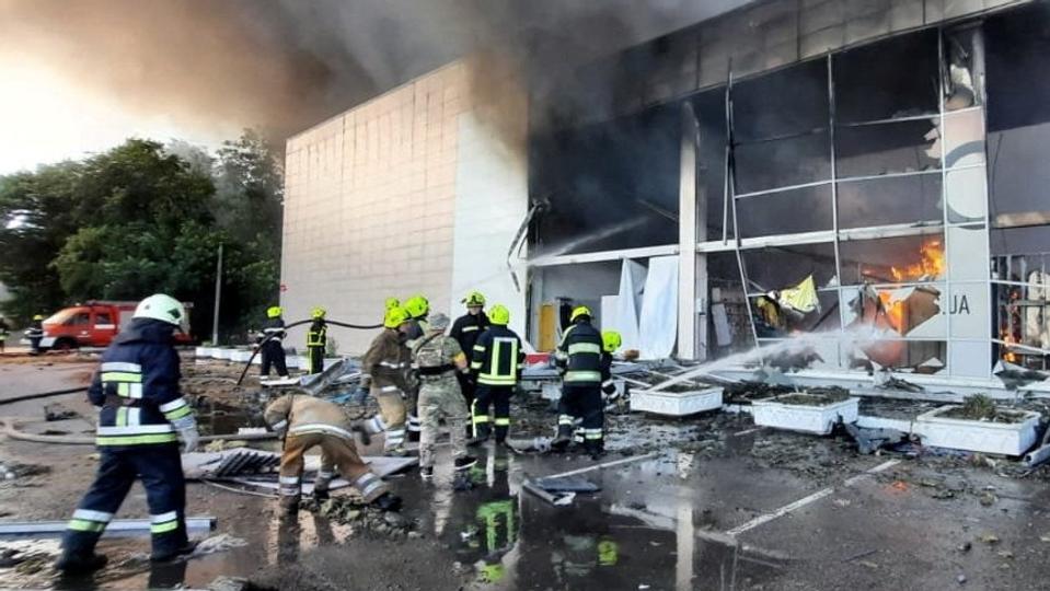 To personer er meldt dræbt efter et missilangreb mod et shoppingcenter i det centrale Ukraine. <i>State Emergency Service Of Ukrai/Reuters</i>