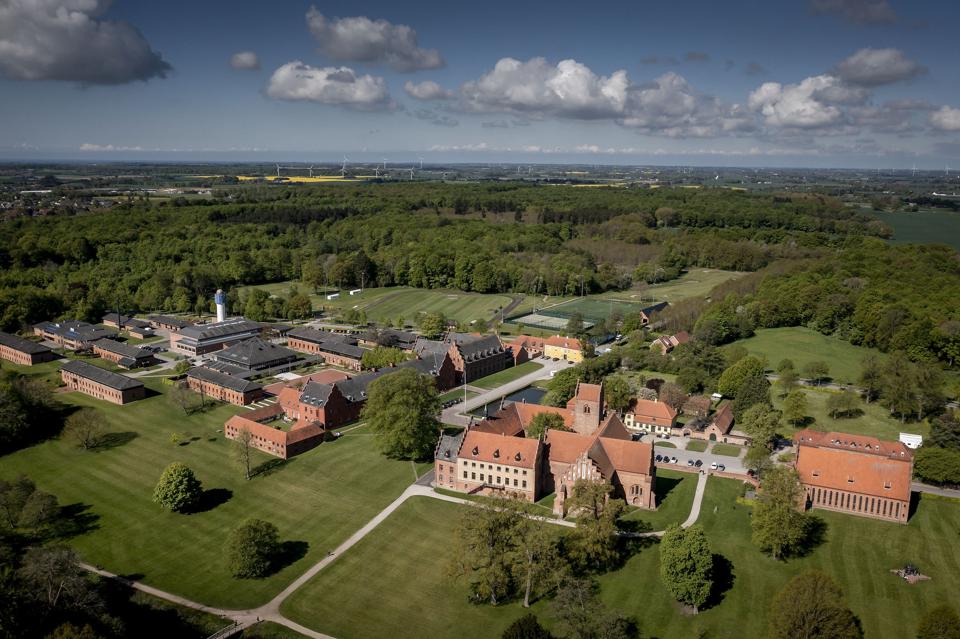 Herlufsholm Skole har, siden TV 2 sendte dokumentaren "Herlufsholms Hemmeligheder", været genstand for kritik, der foreløbig kulminerede i weekenden, da hele bestyrelsen trak sig, og kronprinsparret droppede skolen. (Arkivfoto). <i>Mads Claus Rasmussen/Ritzau Scanpix</i>