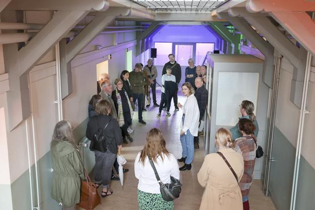 Torsdag var der åbningsdag i Jernbanegade 12 i Hjørring med rundvisninger, udstillinger, koncerter, taler og fællesspisning. Foto: Bente Poder