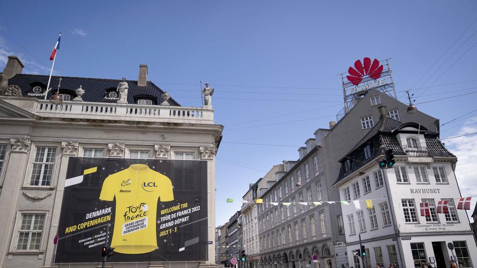 Cykelløbet Tour de France sætter så småt sit præg på København. Her er det den franske ambassade og Bredgade som er klædt i gule farver. (Arkivfoto). <i>Liselotte Sabroe/Ritzau Scanpix</i>
