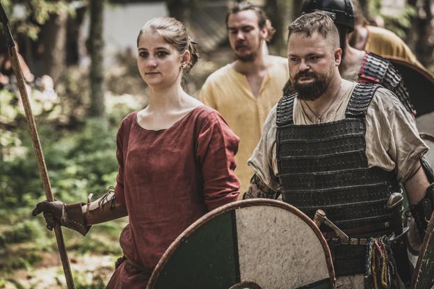 Du kan opleve de vilde vikinger fra Aalborgs vikingekampklub hver sommer på Lindholm Høje. Foto: Krisitian Mikkelsen