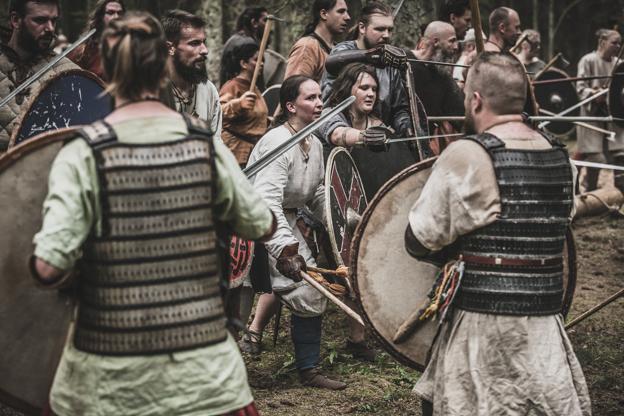 Både mænd og kvinder deltager i vikingekampsporten, der med sine omkring 500 medlemmer på landsplan må siges at være en niche. Foto: Kristian Mikkelsen