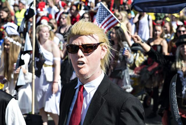 Donald Trump og alle andre karnevalsgæster skal fremover bruge betalingskort, når der skal købes mad og drikkevarer. Arkivfoto: Henning Bagger