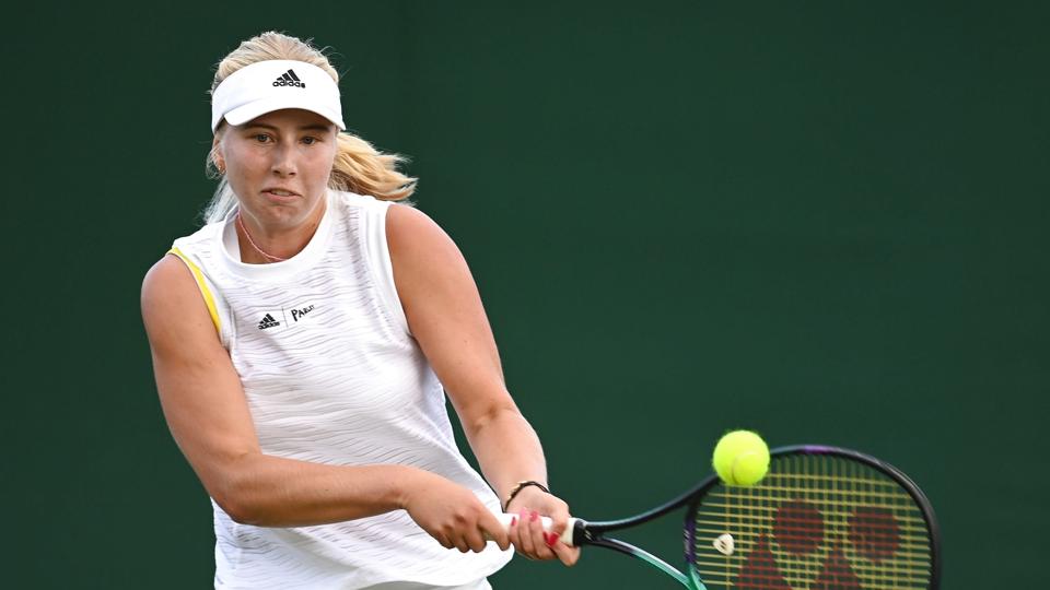 En skade i ryggen har længe holdt Clara Tauson ude, og danskeren måtte altså også trække sig fra sin første kamp ved Wimbledon. <i>Neil Hall/Ritzau Scanpix</i>