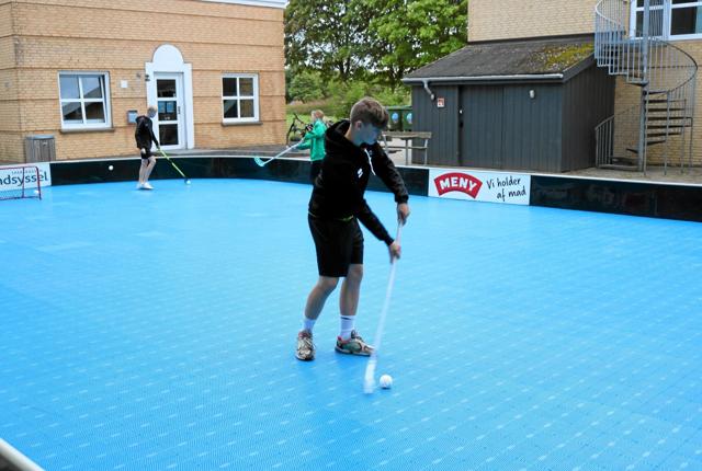 Sæby Floorball Klub har anskaffet en ny flytbar bane, der blandt andet skal benyttes til en Firmacup i uge 24. Foto: Tommy Thomsen