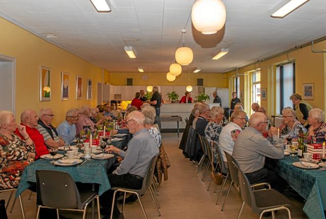 Der var alle dem, der var plads til i byens hus, da Ældre sagen i Løgstør bød til Danmark spiser sammen. Foto: Mogens Lynge