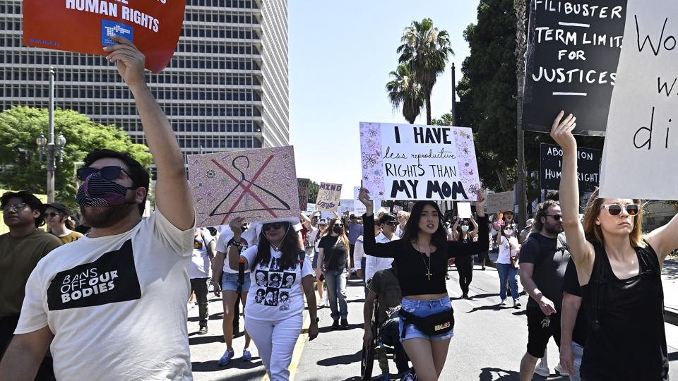 Lørdag var mange mennesker på gaden i USA for at demonstrere mod USA's Højesterets afgørelse om at gøre abortspørgsmålet op til staterne selv. <i>Keith Birmingham/Ritzau Scanpix</i>