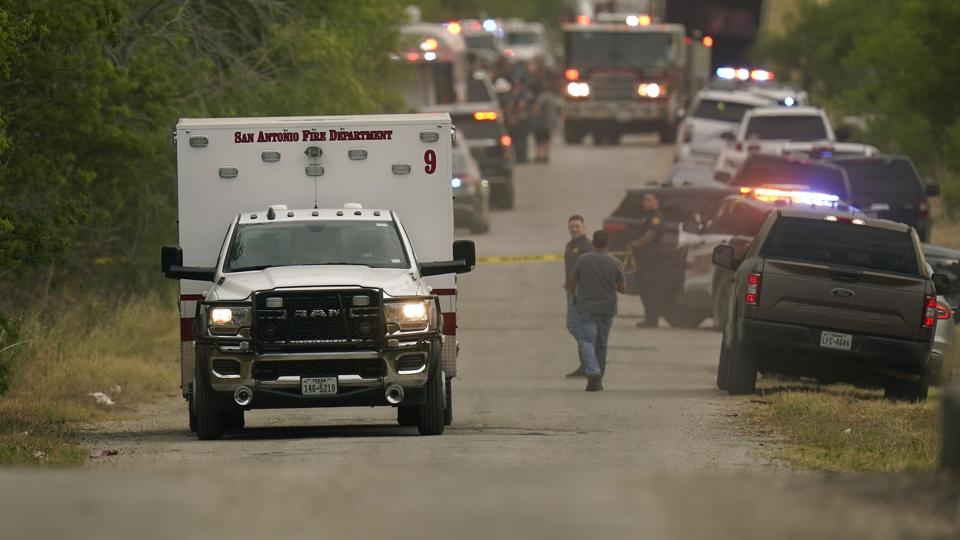 Politi, brandvæsen og ambulancer er til stede ved en lastbil i San Antonio i Texas, hvor 50 personer mandag er fundet døde. <i>Eric Gay/Ritzau Scanpix</i>